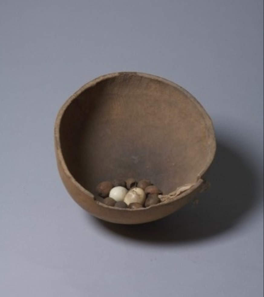 Calabasse contenant 08 oeufs et des gaines végétales – Sénégal, Fatick, Serére